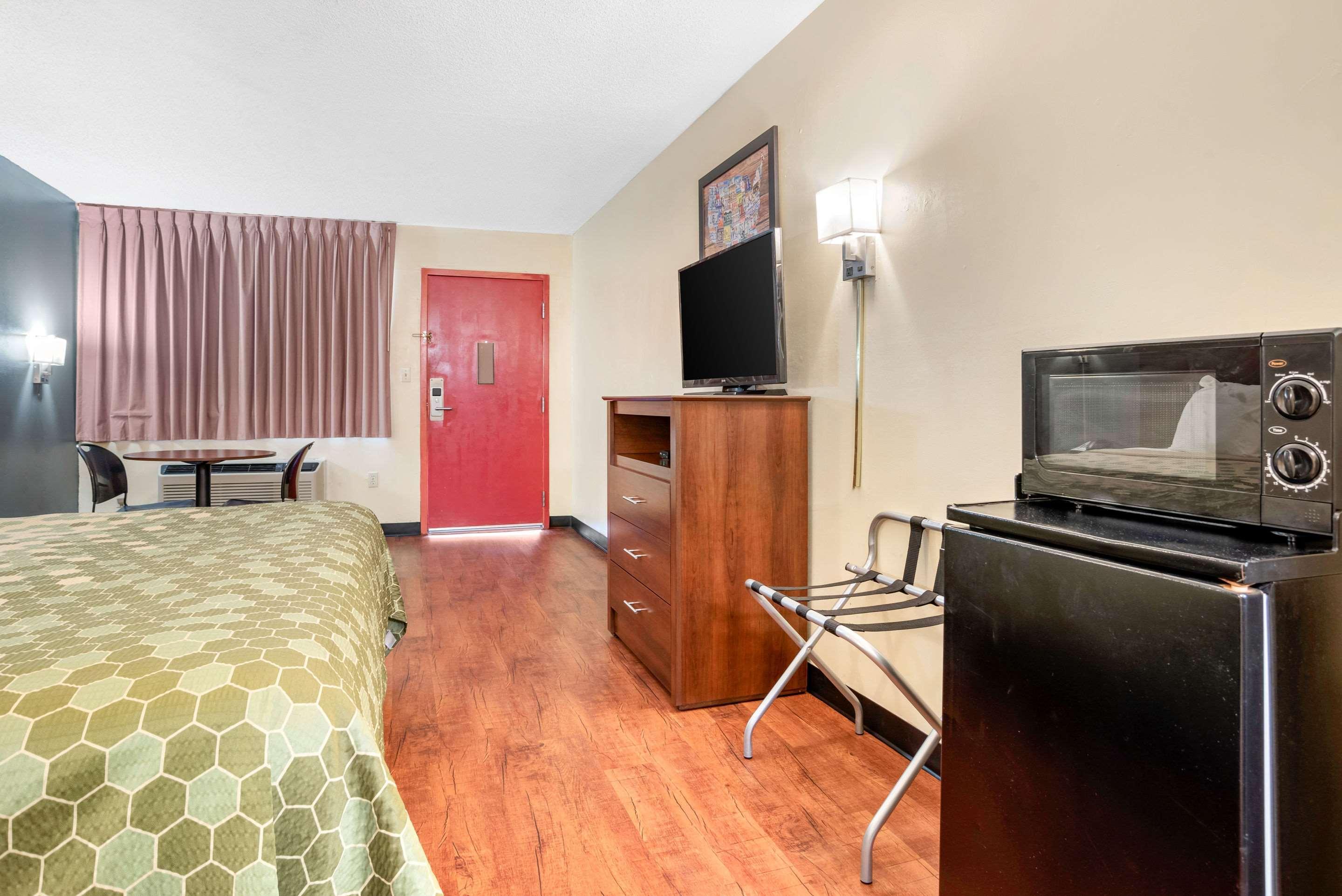 Econo Lodge Inn & Suites Forest Dış mekan fotoğraf