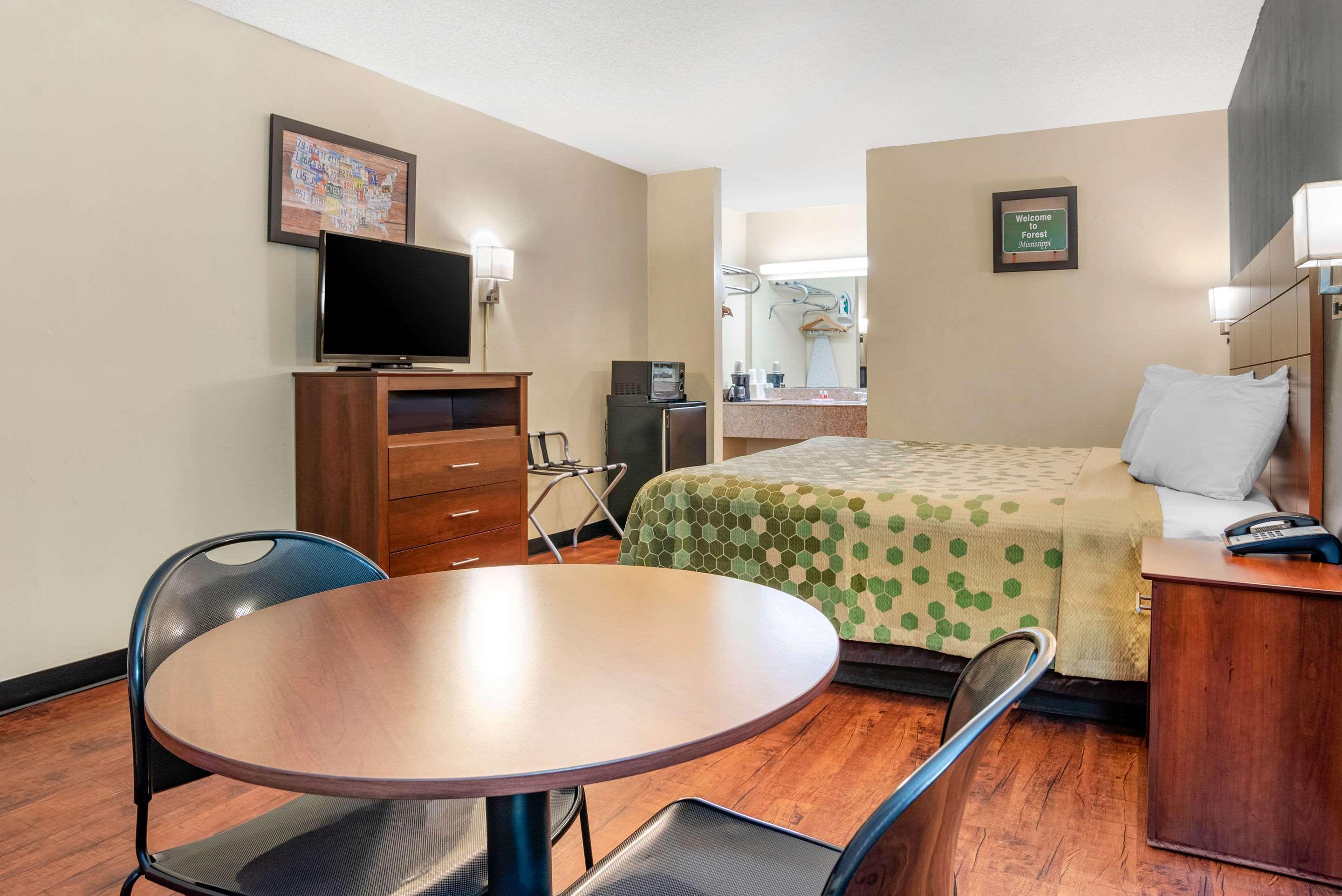 Econo Lodge Inn & Suites Forest Dış mekan fotoğraf