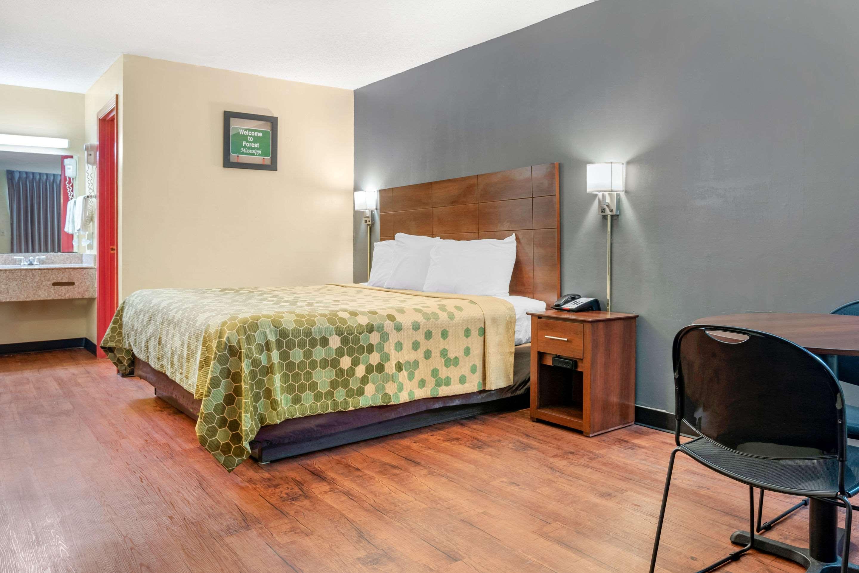 Econo Lodge Inn & Suites Forest Dış mekan fotoğraf