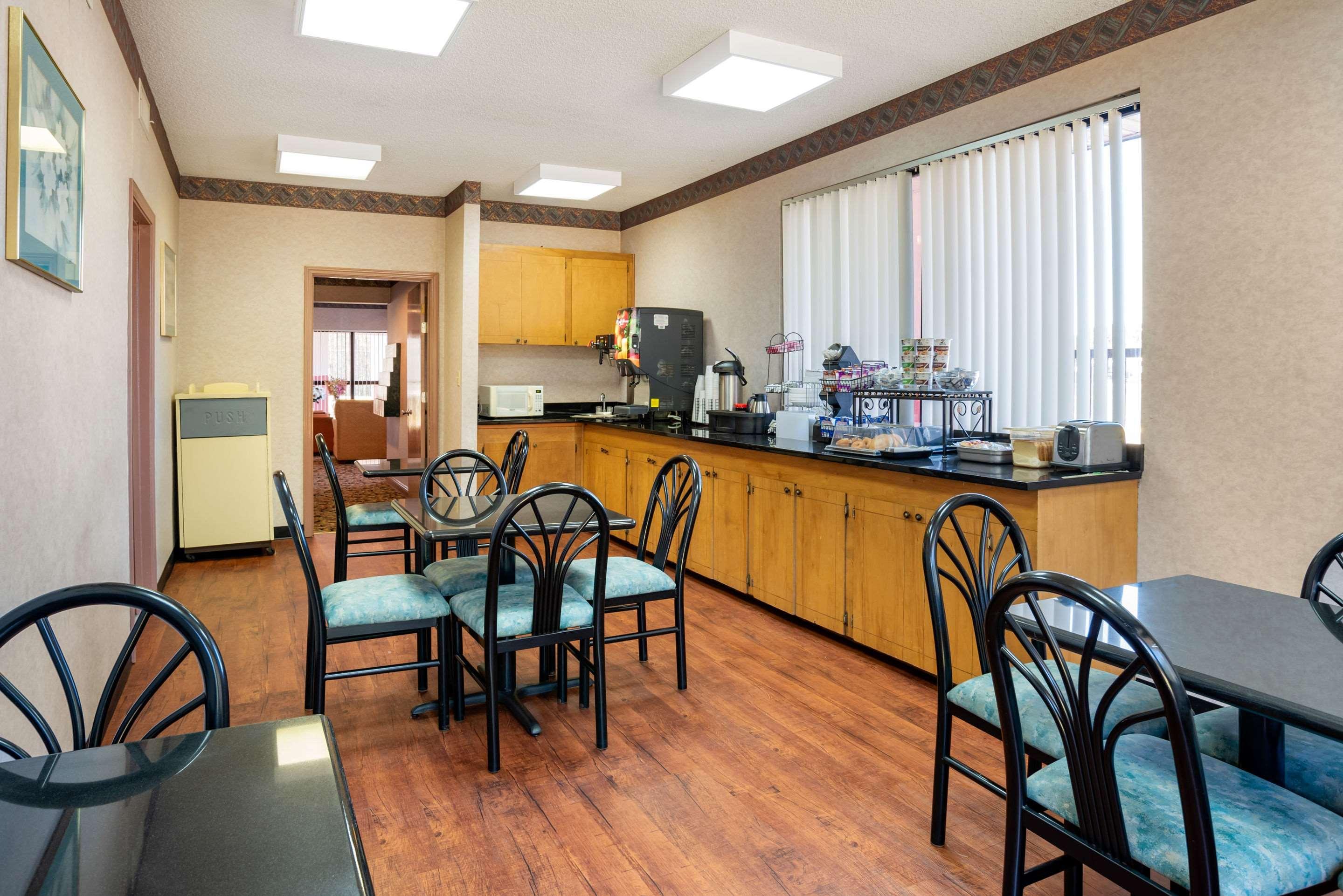 Econo Lodge Inn & Suites Forest Dış mekan fotoğraf
