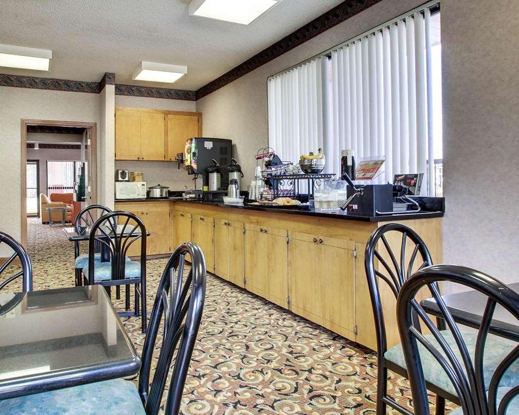 Econo Lodge Inn & Suites Forest Restoran fotoğraf